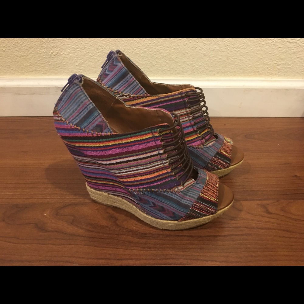 Gently loved festival fun wedges! Size 8.5